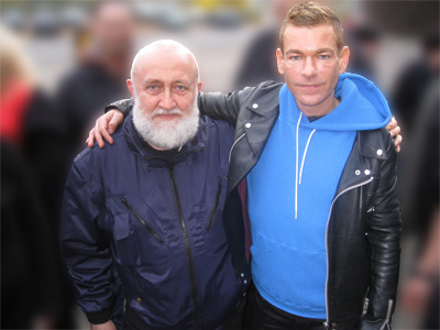 Norbert vor Rosenstolz-Plakaten